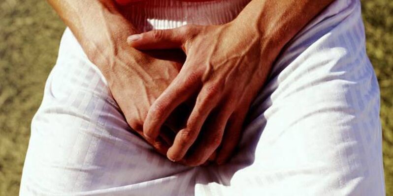 Handflächen, die der Leistengegend angeklagt sind