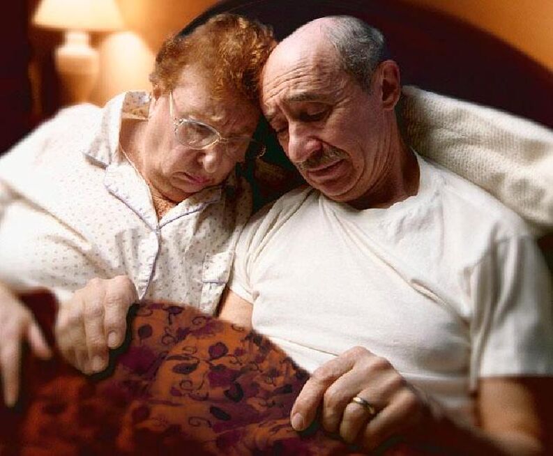 Älteres Paar im Bett