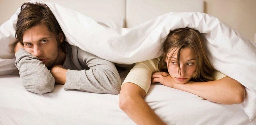 verärgerte Frau und Mann mit geringer Potenz