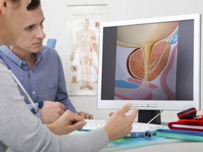 Ein Urologe berät einen Patienten zu Potenzproblemen