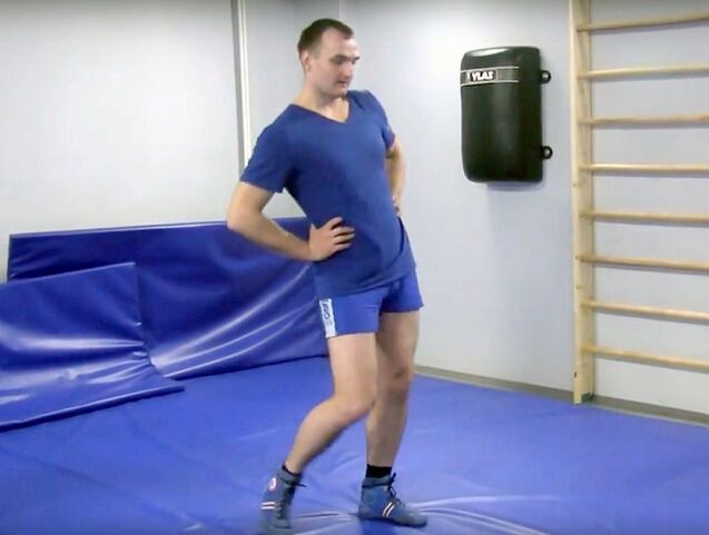 Beckenrotationen, die die Durchblutung aktivieren, eignen sich hervorragend zum Aufwärmen vor dem Training.